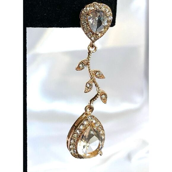 JQ# Striking 2” dangle crystal earrings with gold tone settings.SOLD ! - Picture 3 of 6
